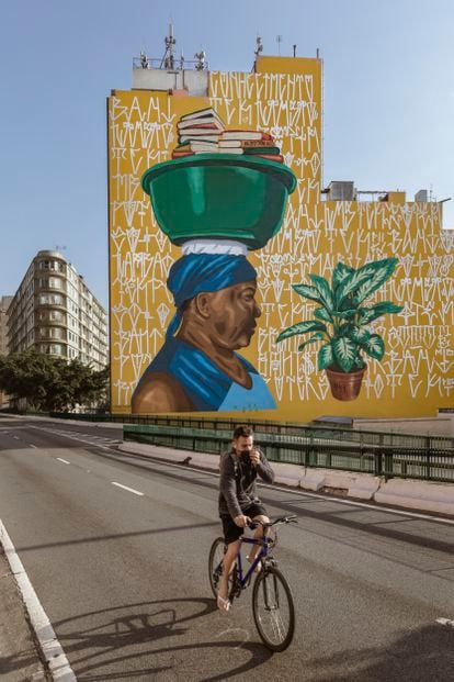 Un ciclista pasa ante una de las obras del Minhocão firmada por Roninho Santana en colaboración con un grupo de pichadores, autores de una caligrafía tipificada como delito.
