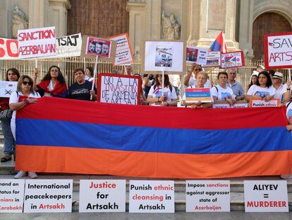 Concentración en apoyo a la república de Nagorno-Karabaj en Granada, coincidiendo con la III cumbre de la Comunidad Política Europea, este jueves.