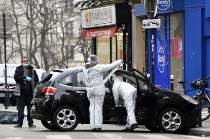 Policías examinan el coche utilizado por los hombres armados que irrumpieron en las oficinas del Charlie Hebdo.