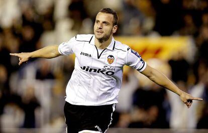 Soldado celebra un gol con el Valencia.