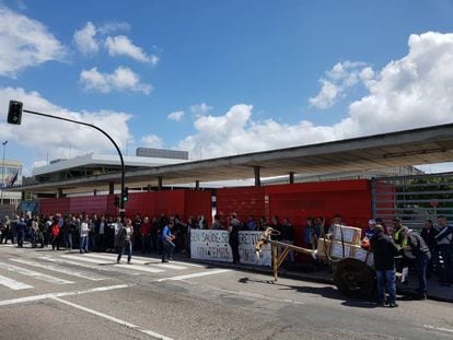 Protesta de trabajadores a la entrada de PSA en Vigo.