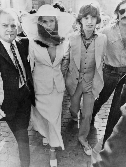 Bianca Jagger. La inspiración de Míriam Giovanelli en la actriz nicaragüense el día de su boda con Mick Jagger es evidente. Con pamela y chaquetas muy similares, la propuesta de Bianca en 1971 en Saint- Tropez sigue resultando diferente y actual.