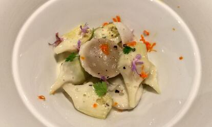 Alcachofitas ecológicas marinadas con romero, mandarina y ravioli.