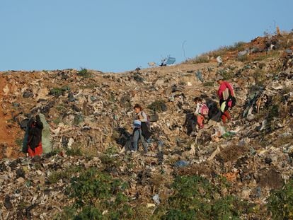 'Gancheros' en la montaña de residuos del vertedero de Cateura, en Asunción.