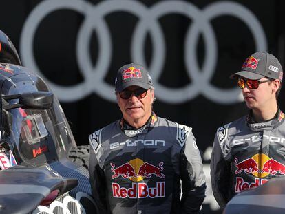 Carlos Sainz durante en una foto de equipo durante el Rally Dakar.