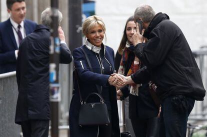 Brigitte Trogneux, mujer de Macron es saludada en la calle por un transeunte.