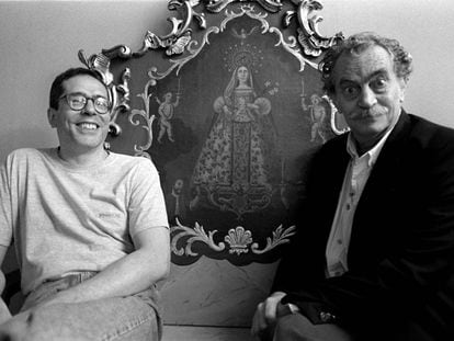 Los escritores argentinos César Aira y Fogwill, en Barcelona en 1998.