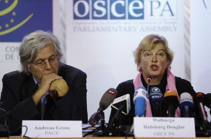 Miembros de la misión de observación de la OSCE este lunes en Kiev.