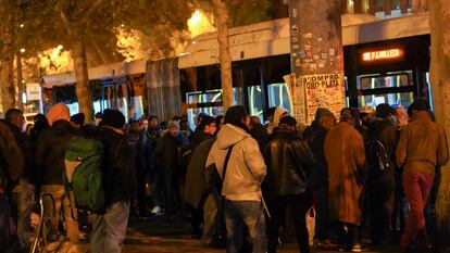 Un grupo de personas se agolpaban la semana pasada en torno a uno de los autobuses municipales que prestan el servicio de la Campaña del Frío en Madrid.
