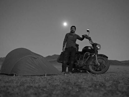 Walter Astrada posa con su moto en Mongolia.