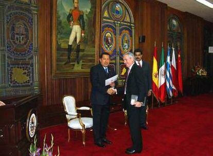 Hugo Chávez saluda al embajador De Lario en el palacio de Miraflores