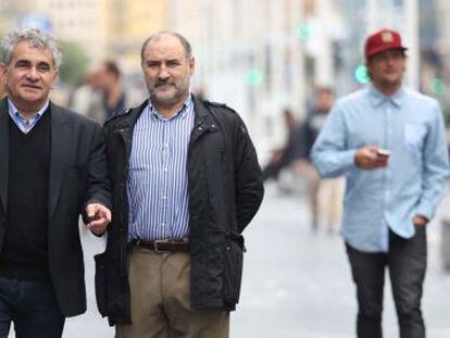 Bernardo Atxaga (izquierda) y José Ángel Arbelaitz caminan junto al Kursaal, ayer en San Sebastián.
