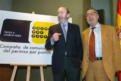 El ministro del Interior, Alfredo Pérez Rubalcaba y el director general de Tráfico, Pere Navarro, en la presentación del carné por puntos.