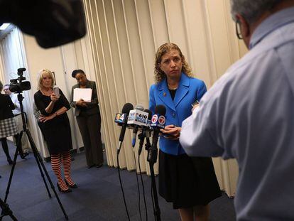 La congresista Debbie Wasserman, expresidenta del DNC, el pasado martes en una rueda de prensa en Florida.