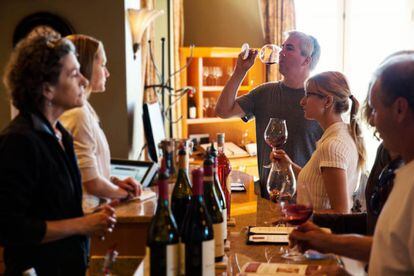 Cata de vinos en la bodega Domaine Serene Winery, en la región de Willamette Valley.
