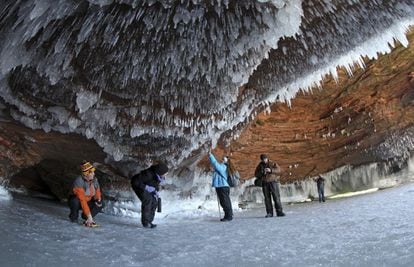 Algunos visitantes se agachan para no golpear el techo de las cuevas congeladas.