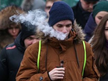 Los adolescentes no perciben un elevado riesgo en el vapeo, pero los médicos advierten del riesgo de caer en el tabaco tradicional
