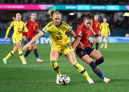 Fridolina Rolfo (left), from Sweden, in possession of the ball against the Spanish Ona Batlle.