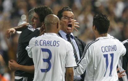 Capello celebra, junto a Roberto Carlos y Cicinho, la Liga de 2007 tras ganar al Mallorca en el Bernab&eacute;u en la &uacute;ltima jornada