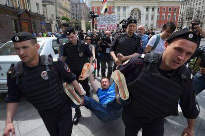 La policía detiene a un activista por los derechos LGTBI en una manifestación en Moscú, en 2016.