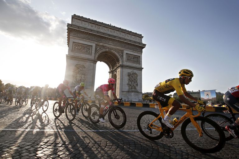 El último ganador del Tour, Egan Bernal, durante la última etapa del 19.