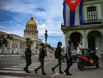 Agentes de policía caminan por una calle frente al Capitolio de La Habana.
