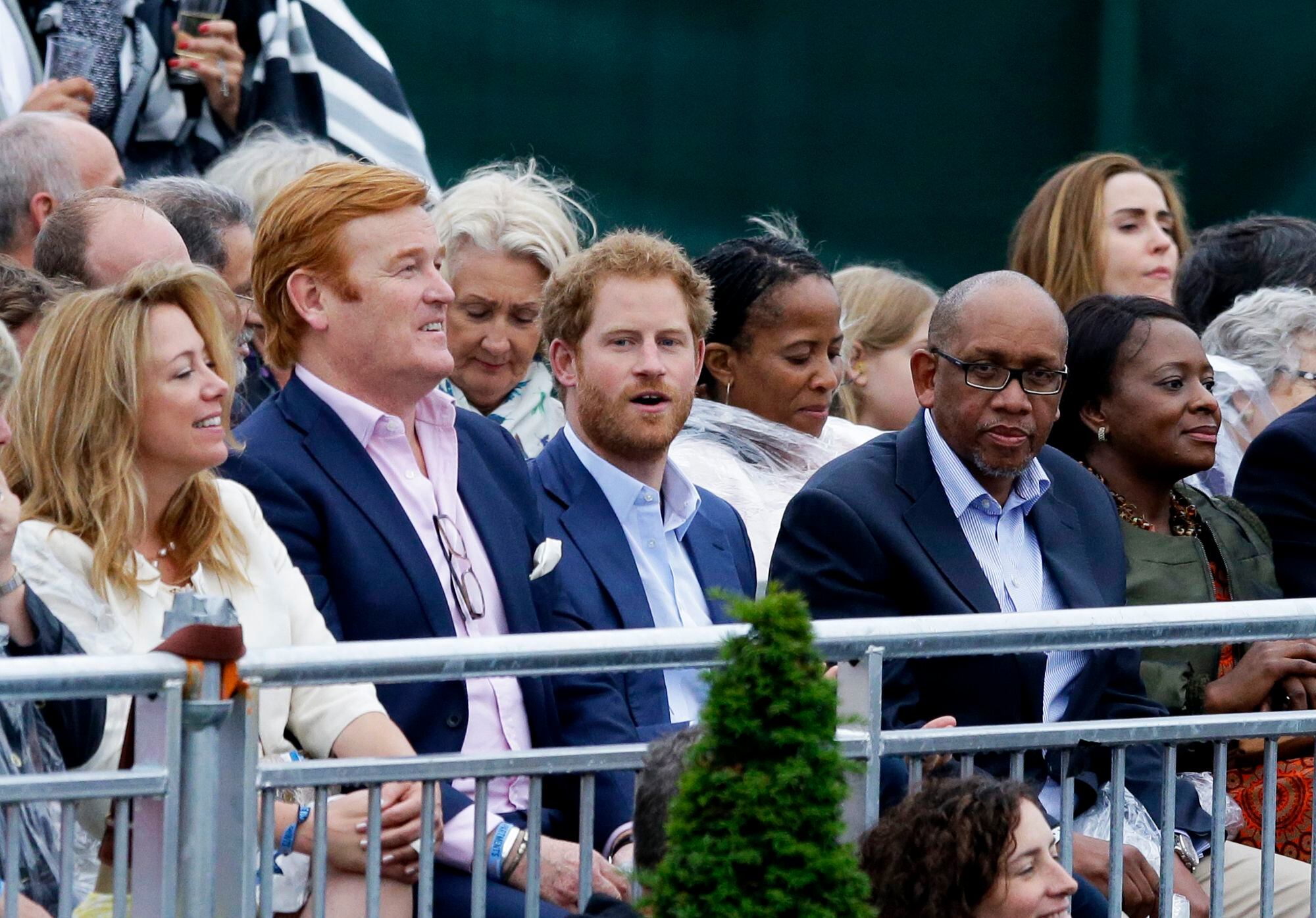 Mark Dyer y el príncipe Enrique en el concierto de Sentebale en el palacio de Kensington, el 28 de junio de 2016 en Londres.
