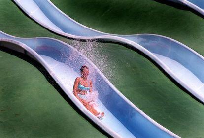 El parque acuático Illa Fantasia está cerca de Barcelona.