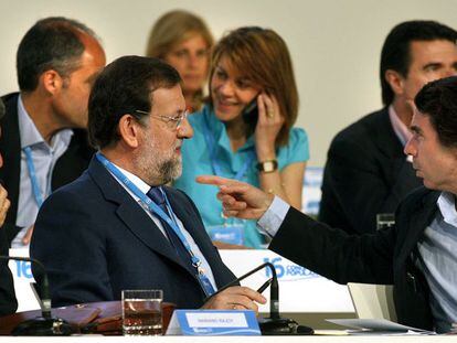 José María Aznar se dirige a Mariano Rajoy en un congreso del PP, ante Ángel Acebes, Francisco Camps, María Dolores de Cospedal y José Manuel Soria, en una imagen de archivo.