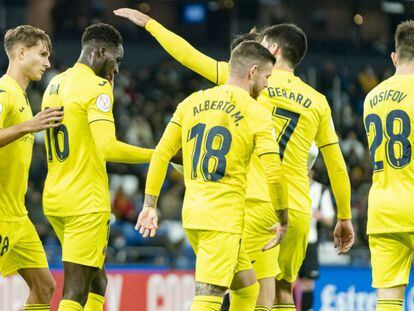 Los jugadores del Villarreal celebran uno de los goles al Victoria.