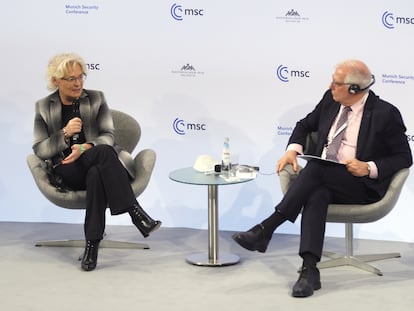 La ministra alemana de Defensa, Christine Lambrecht, conversa con el alto representante de la Unión Europea para Asuntos Exteriores y Seguridad, Josep Borrell, este domingo en la Conferencia de Seguridad de Múnich.