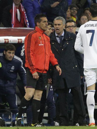 Mourinho protesta ante el cuarto &aacute;rbitro de la final.