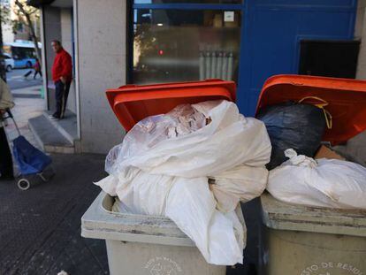 Cubos de basura, hoy en Madrid durante la jornada de huelga del servicio de limpieza.
