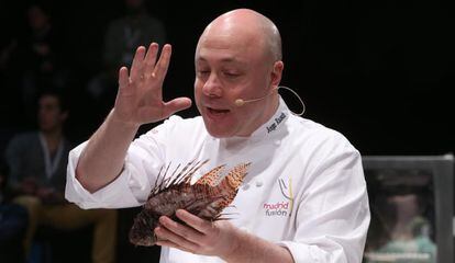 El chef colombiano Jorge Rausch, con un ejemplar de pez león, en Madrid Fusión. / DAVID CORRAL