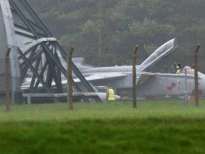 Un caza Tornado GR4 de la Real Fuerza A&eacute;rea brit&aacute;nica (RAF), es reparado en la base a&eacute;rea de la RAF en Marham, Norfolk, Reino Unido,
