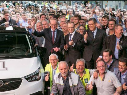 Foto de familia de los directivos de General Motors y Opel y los trabajadores de la factoria zaragozana de Figueruelas con la primera unidad del Opel Crossland X a la salida de la l&iacute;nea de producci&oacute;n.