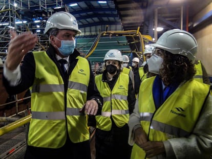 La ministra de Hacienda, María Jesús Montero, durante su visita al stillero de Navantia en de San Fernando (Cádiz).