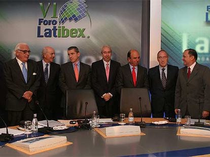 De izquierda a derecha, Íñigo de Oriol, Francisco González, Manuel Conthe, Antonio Zoido, Emilio Botín, Manuel Pizarro y Silas Rondeau, en un acto del Foro Latibex en Madrid en 2004.