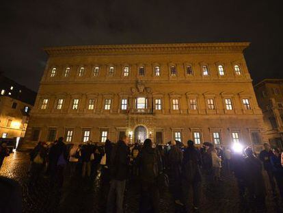 Un grupo de personas frente a la Embajada de Francia en Roma, tras el atentado contra &#039;Charlie Hebdo&#039;, el pasado 7 de enero. 