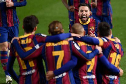 Jordi Alba acude a celebrar con sus compañeros la victoria del Barcelona.