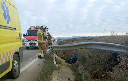 Los bomberos en el momento del rescate del vehículo este lunes.