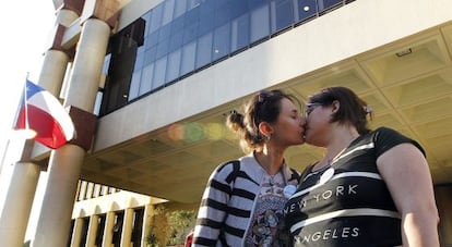 Dos mujeres se besan a las puertas del Congreso chileno.