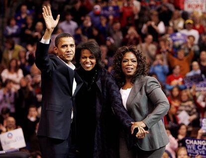 Imagen de la campa&ntilde;a presidencial de Obama en 2007. Junto al candiato aparece su mujer, Michelle, y la presentadora Oprah Winfrey.