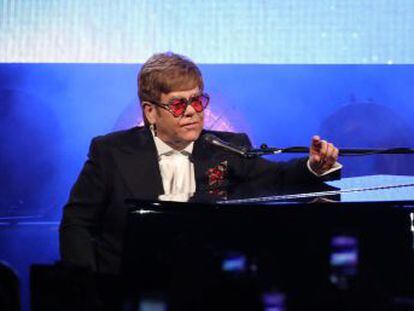 La película no es excesivamente complaciente con el mítico Elton John