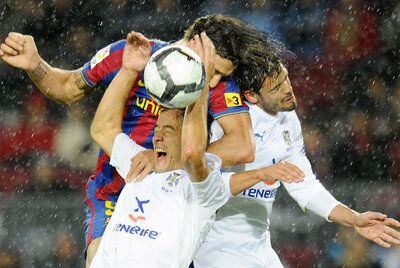 Ibrahimovic salta por el balón entre Culebras y Ezequiel Luna.