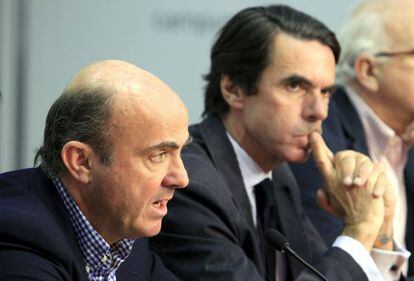 Guindos, durante su intervenci&oacute;n junto a Aznar.