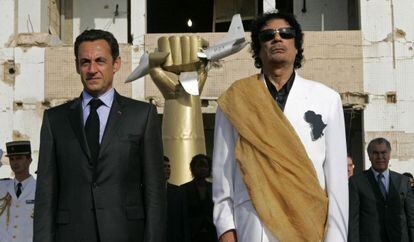 Sarkozy y Gadafi escuchan el himno franc&eacute;s en Tr&iacute;poli durante una visita del primero a Libia en 2007