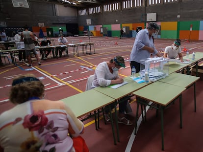 Votantes en el pabellón Vista Alegre de Burela (Lugo), este domingo con motivo de las elecciones autonómicas.