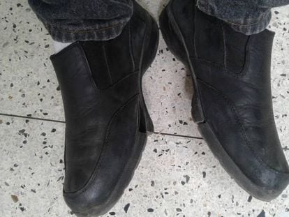 El profesor universitario José Ibarra publicó en las redes sociales los zapatos gastados con los que asiste a dar clases en Caracas.