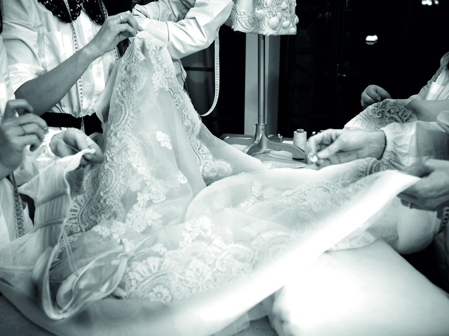 Las costureras de Dolce & Gabbana trabajan en un traje.